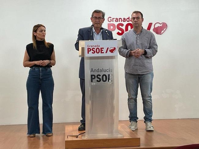 Pepe Entrena, flanqueado por Olga Manzano y Manuel García Cerezo.