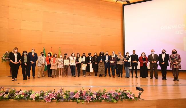 Foto de familia de los premiados y las autoridades. 