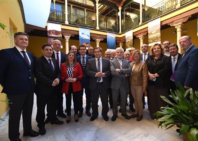 Foto de familia de los representantes de gobiernos provinciales que participan en la jornada. Foto de familia de los representantes de gobiernos provinciales que participan en la jornada.