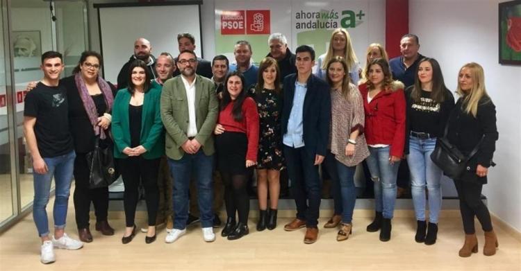 Leandro Martín (con chaqueta verde) con miembros de la asamblea del partido.