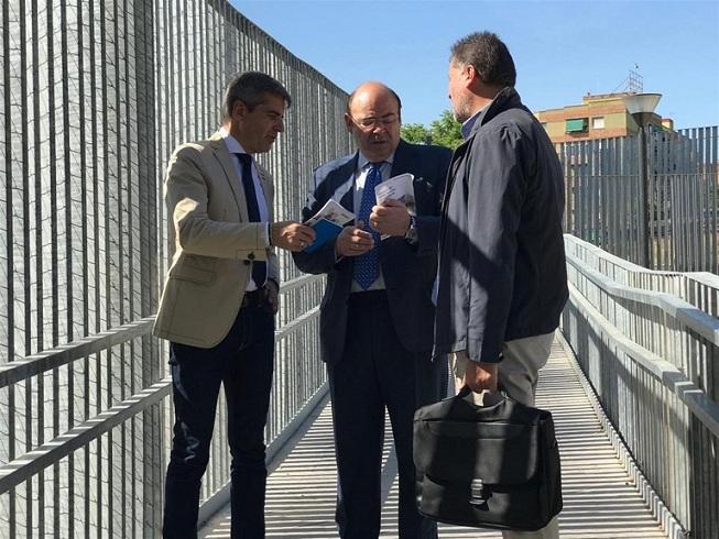 Sebastián Pérez, en la pasarela peatonal que conecta ambas zonas 