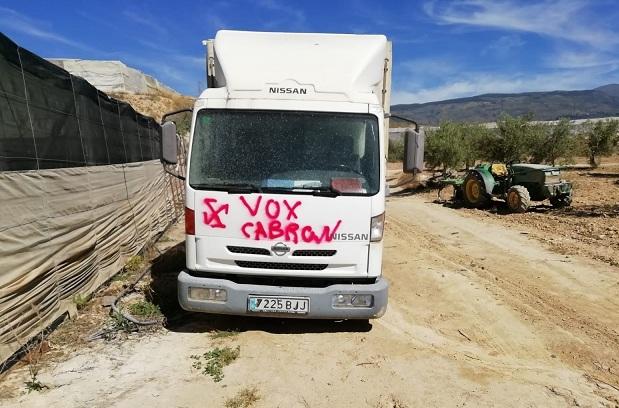 El camión ha aparecido con pintadas y las cuatro ruedas rajadas. 