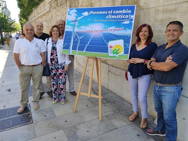 Miembros de IU presentan su proyecto de climatización.