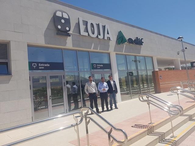 Joaquín Camacho (centro) en la nueva estación de Loja. 