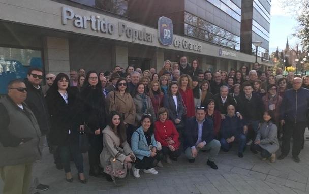 Miembros del PP ante su sede provincial. 