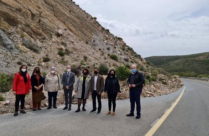 Miembros del PSOE, junto al desprendimiento que ha ocupado parte de la calzada. 