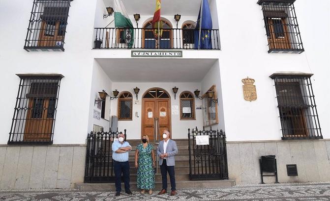 Responsables municipales y de Diputación, en la puerta del Ayuntamiento de La Zubia.