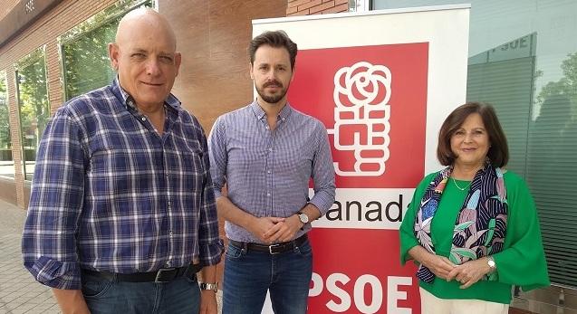 Parlamentarios del PSOE, junto a la sede provincial. 