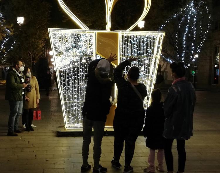 Iluminación navideña en la Fuente de las Batallas.