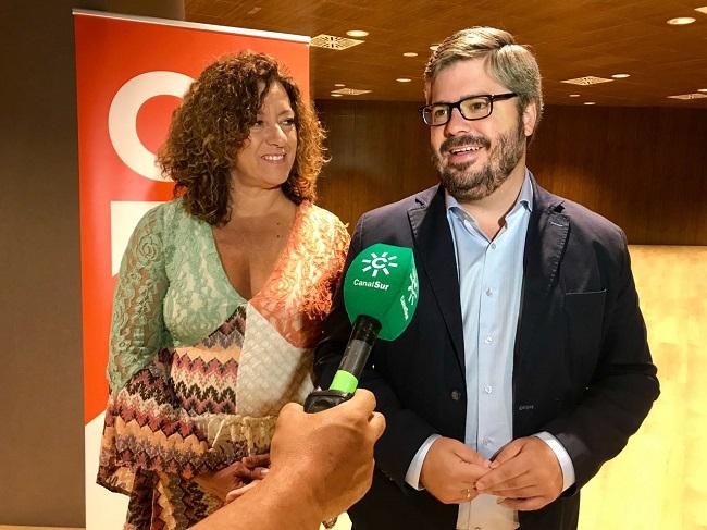 Fran Hervías atiende a los medios esta mañana, en presencia de Mar Hormigo.