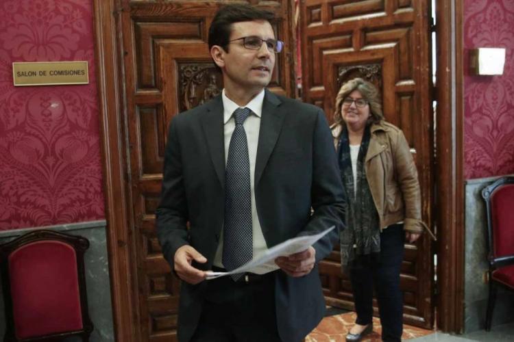 El alcalde, Francisco Cuenca, tras finalizar su comparecencia ante los medios.