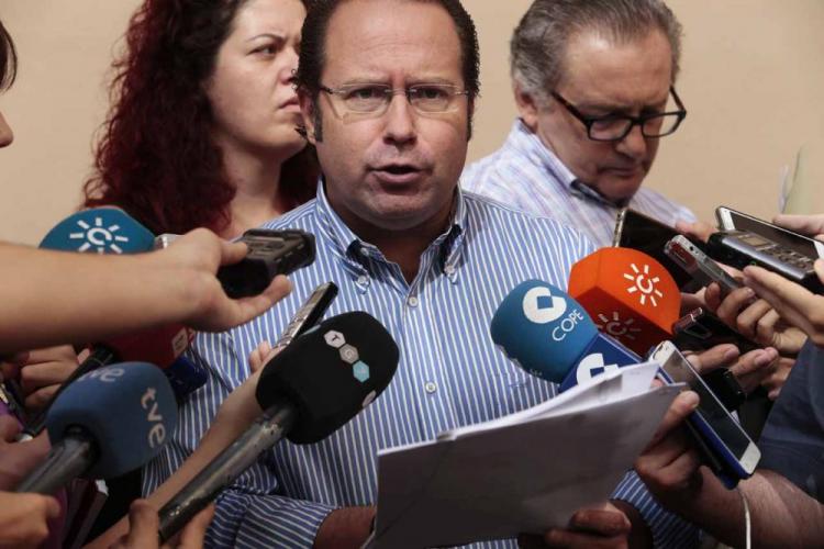 El concejal Francisco Ledesma atiende a los periodistas. El concejal Francisco Ledesma atiende a los periodistas.