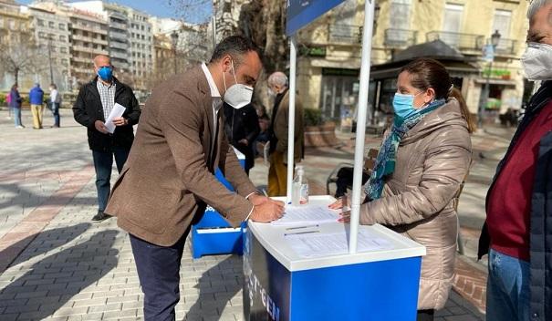 El presidente del PP firma en la iniciativa de su partido para condenar los actos vandálicos.