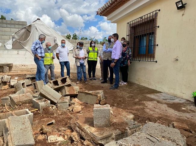 Visita de los populares en una de las zonas afectadas por la tormenta.