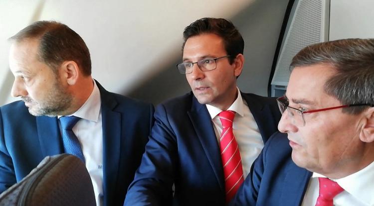 El alcalde de Granada, flanqueado por el ministro de Fomento y el presidente de la Diputación, el pasado septiembre en un viaje en pruebas del AVE El alcalde de Granada, flanqueado por el ministro de Fomento y el presidente de la Diputación, el pasado septiembre en un viaje en pruebas del AVE.