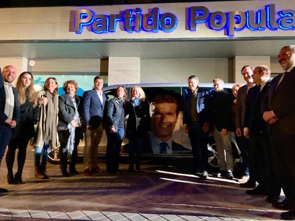 El PP descubrió un cartel de Pablo Casado en su sede. El PP descubrió un cartel de Pablo Casado en su sede.