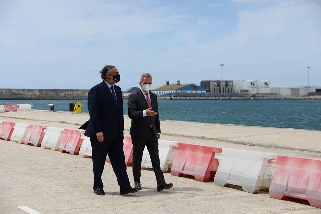 El delegado de la Junta, Pablo García, durante su visita al Puerto de Motril, acompañado de su presidente, José García Fuentes. Pablo García y José García Fuentes.
