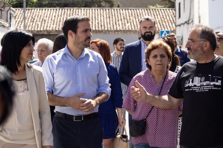 El ministro Garzón, durante su visita a la Zona Norte de Granada. 