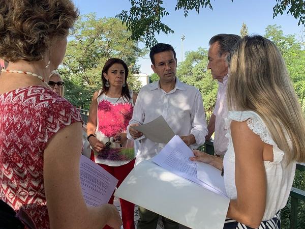 Francisco Cuenca con vecinos de la Rosaleda. Francisco Cuenca con vecinos de la Rosaleda.