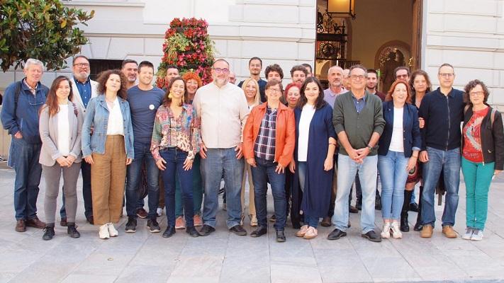 Miembros de Granada Unida, en la puerta del Ayuntamiento. 