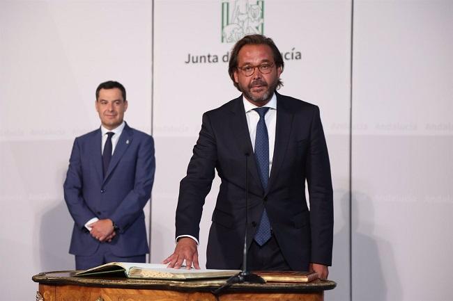 El delegado de Gobierno de Granada, Antonio Jesús Granados, durante la toma de posesión del cargo, junto al presidente de la Junta de Andalucía.