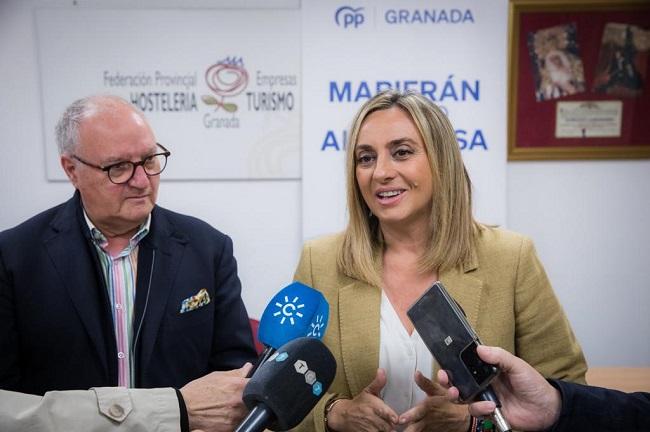 Marifrán Carazo con Gregorio García, presidente de la patronal hostelera.