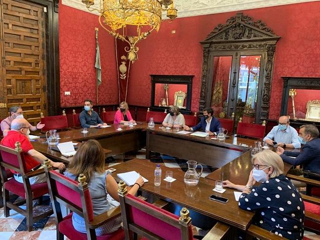 Reunión del alcalde, Francisco Cuenca, con los diez concejales socialistas, este jueves.