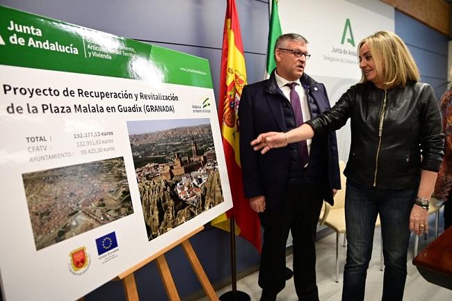 La consejera de Fomento junto al alcalde de Guadix.