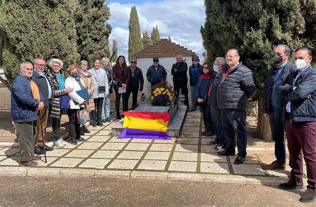 Homenaje en la fosa común en la que yacen republicanos represaliados.