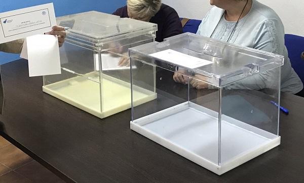 Detalle de urnas, en la sede del PP de Güéjar Sierra, el día de la votación.