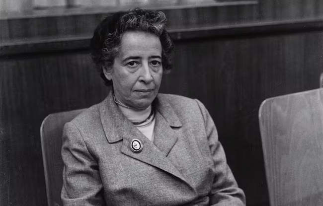 Hannah Arendt fotografiada por Barbara Niggl Radloff en 1958. 