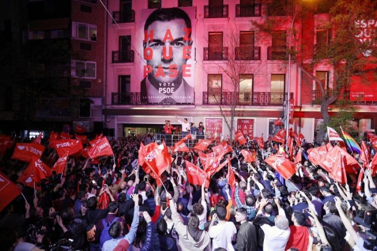 Sánchez celebra su triunfo en Ferraz, este domingo.