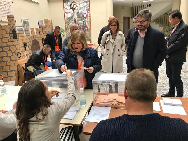 Fran Hervías, este domingo en el colegio electoral de Quéntar donde vota su familia. Fran Hervías, este domingo en el colegio electoral de Quéntar donde vota su familia.