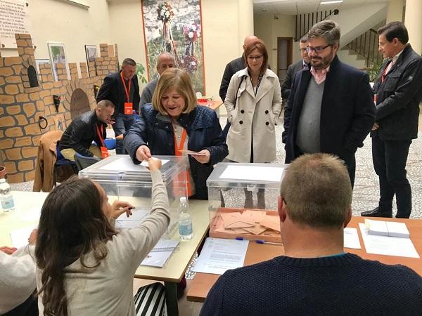 Fran Hervías, este domingo en el colegio electoral de Quéntar donde vota su familia.