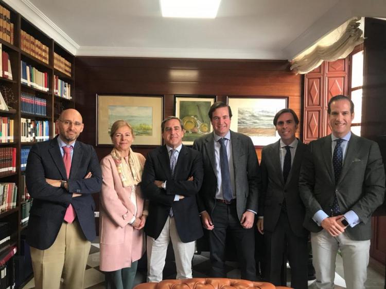 Pablo Hispan con Leandro Cabrera y otros representantes de la Junta Directiva del Colegio de Abogados.