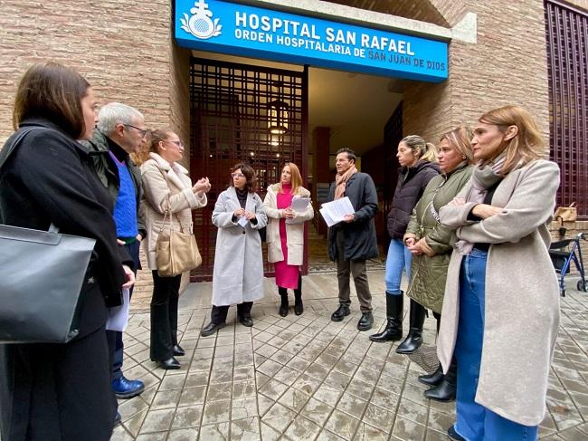 Los representantes socialistas, con madres del centro, este viernes.