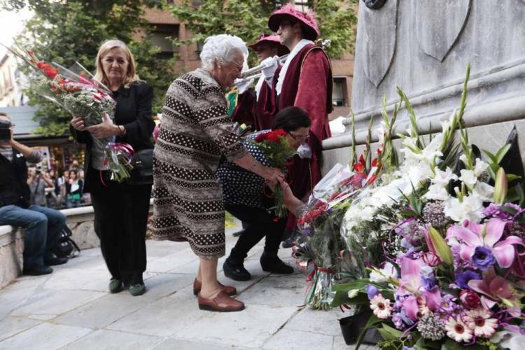 Amalia Carvajal (izquierda), en un homenaje a Mariana Pineda.