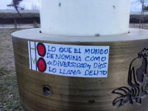 Una de las pegatinas que han aparecido en La Chana. Una de las pegatinas que han aparecido en La Chana.