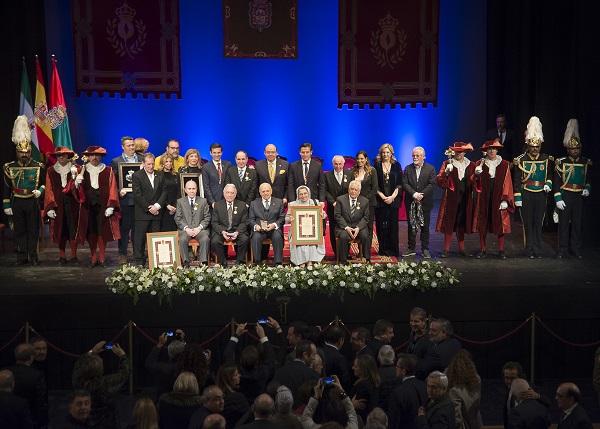 Foto de familia de los premiados con los representantes de la corporación.