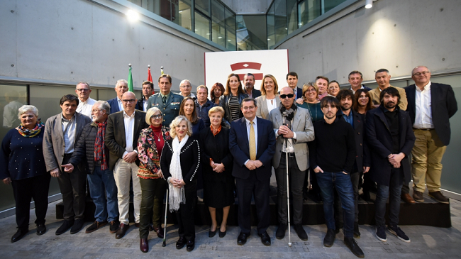 Foto de familia de los premiados con los representantes de la institución provincial. Foto de familia de los premiados con los representantes de la institución provincial.