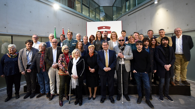 Foto de familia de los premiados con los representantes de la institución provincial.