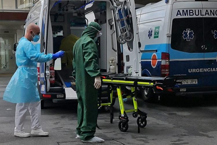 Profesionales sanitarios se desinfectan a las puertas de Urgencias. 