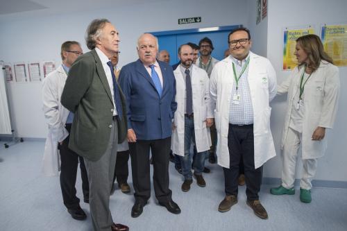 El consejero de Salud, en su visita al Virgen de las Nieves. 