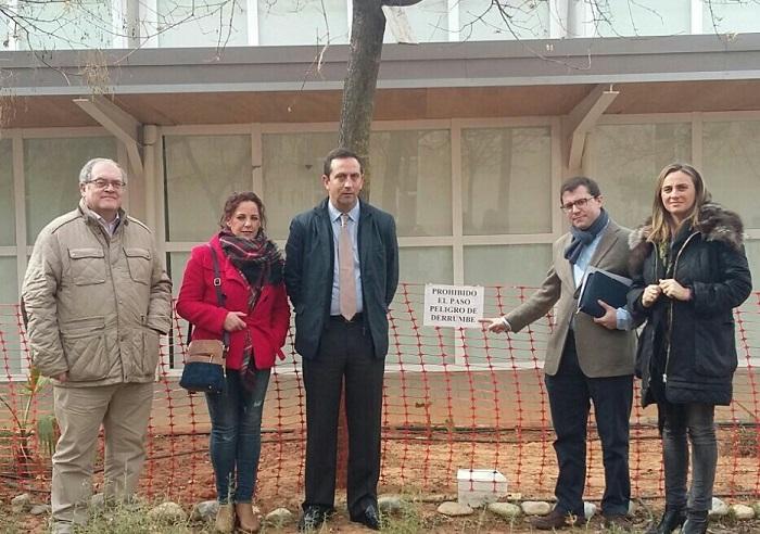 Representantes del PP en su visita a Otura.