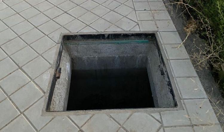 Una de las arquetas sin tapa, que puede causar accidentes.