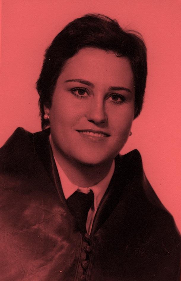 Araceli Ortiz, en una foto de la orla, coloreada en rojo. 