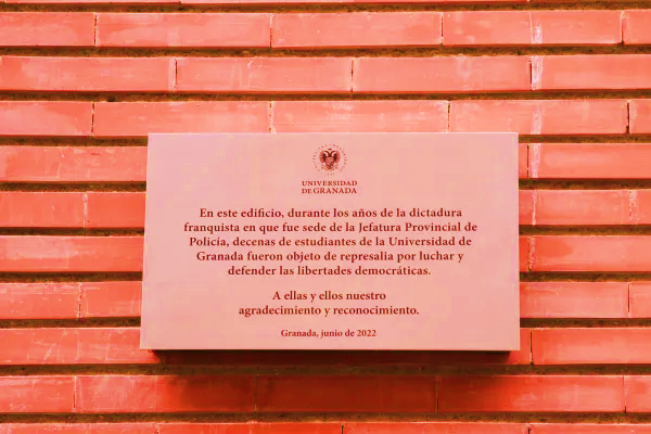 Placa conmemorativa en la antigua Jefatura Provincial de Policía.