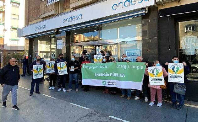 Concentración frente a la sede de Endesa en Granada.