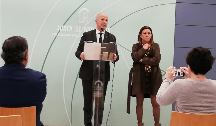 Javier Imbroda, con la viceconsejera de Educación, en una comparecencia en Granada.