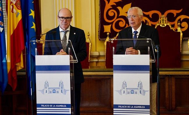Juan José Imbroda y Pedro Mercado, durante su intervención.